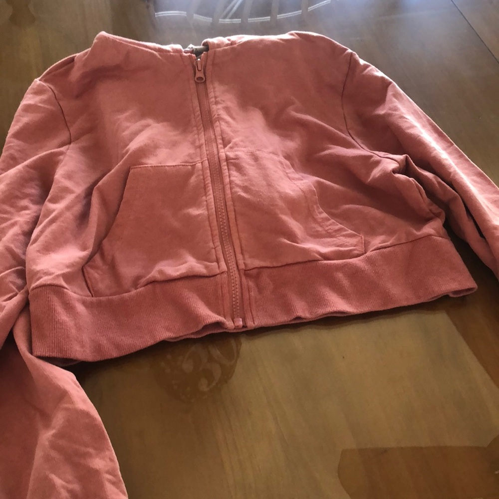 Cropped pink hooded sweatshirt